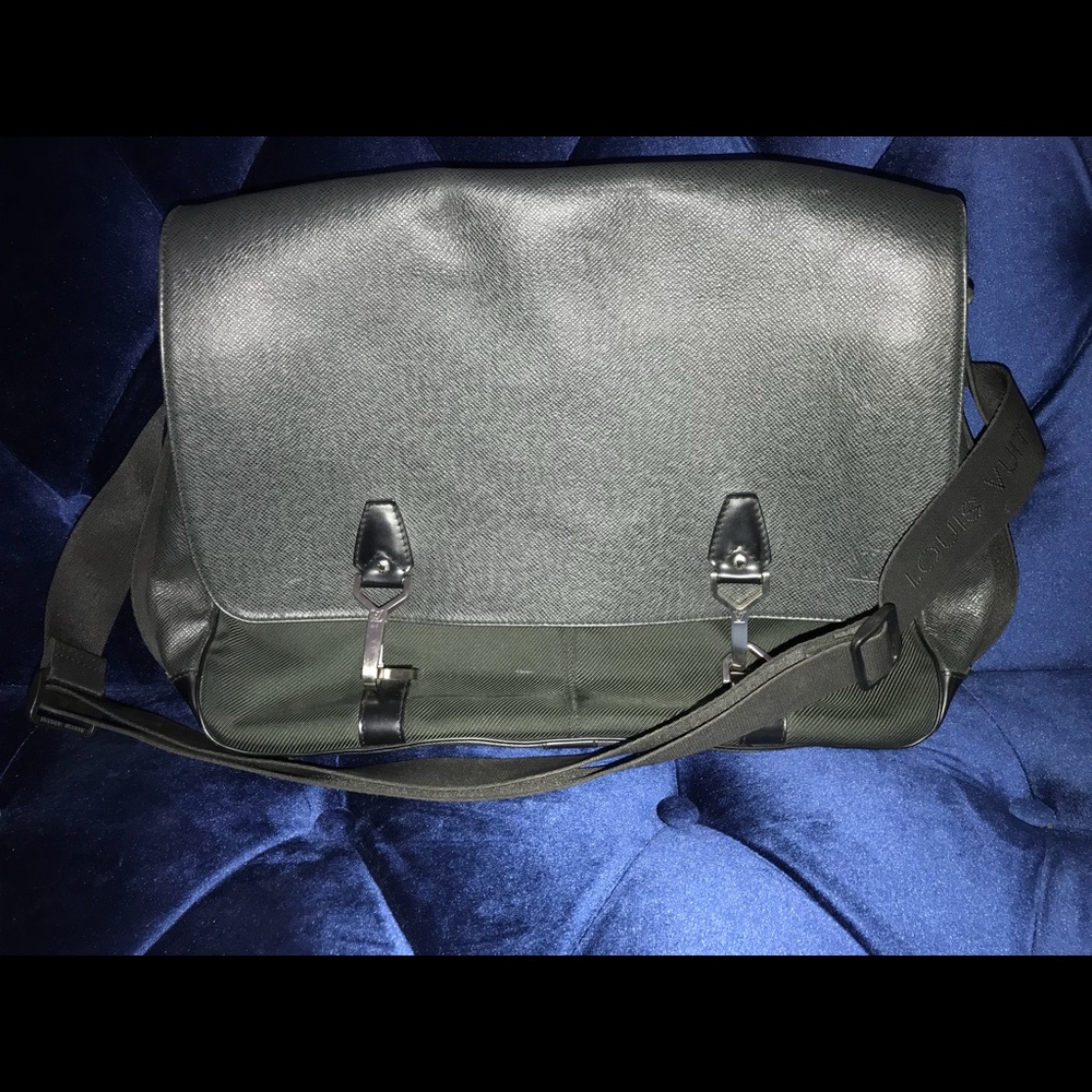 Louis Vuitton Taiga Dersou messenger